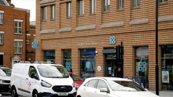 A Luxury Christmas for Less: How to Do It (2025) download