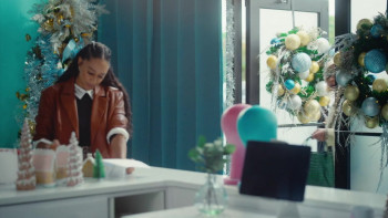 A Very Merry Beauty Salon (2024) download