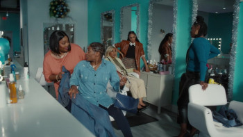 A Very Merry Beauty Salon (2024) download