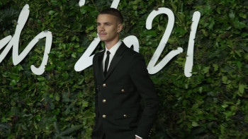 Becoming the Beckhams (2023) download